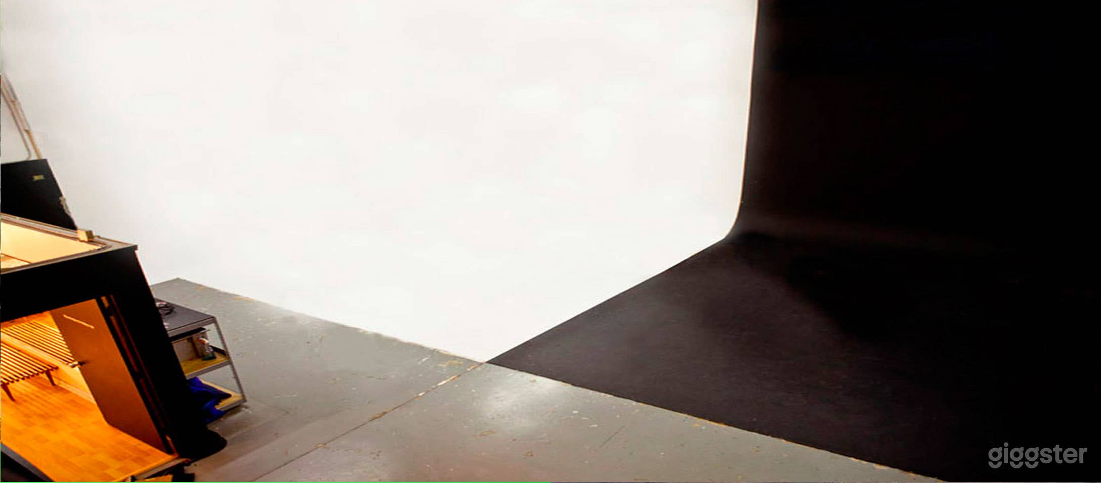 Studio 1 half white half black cyc