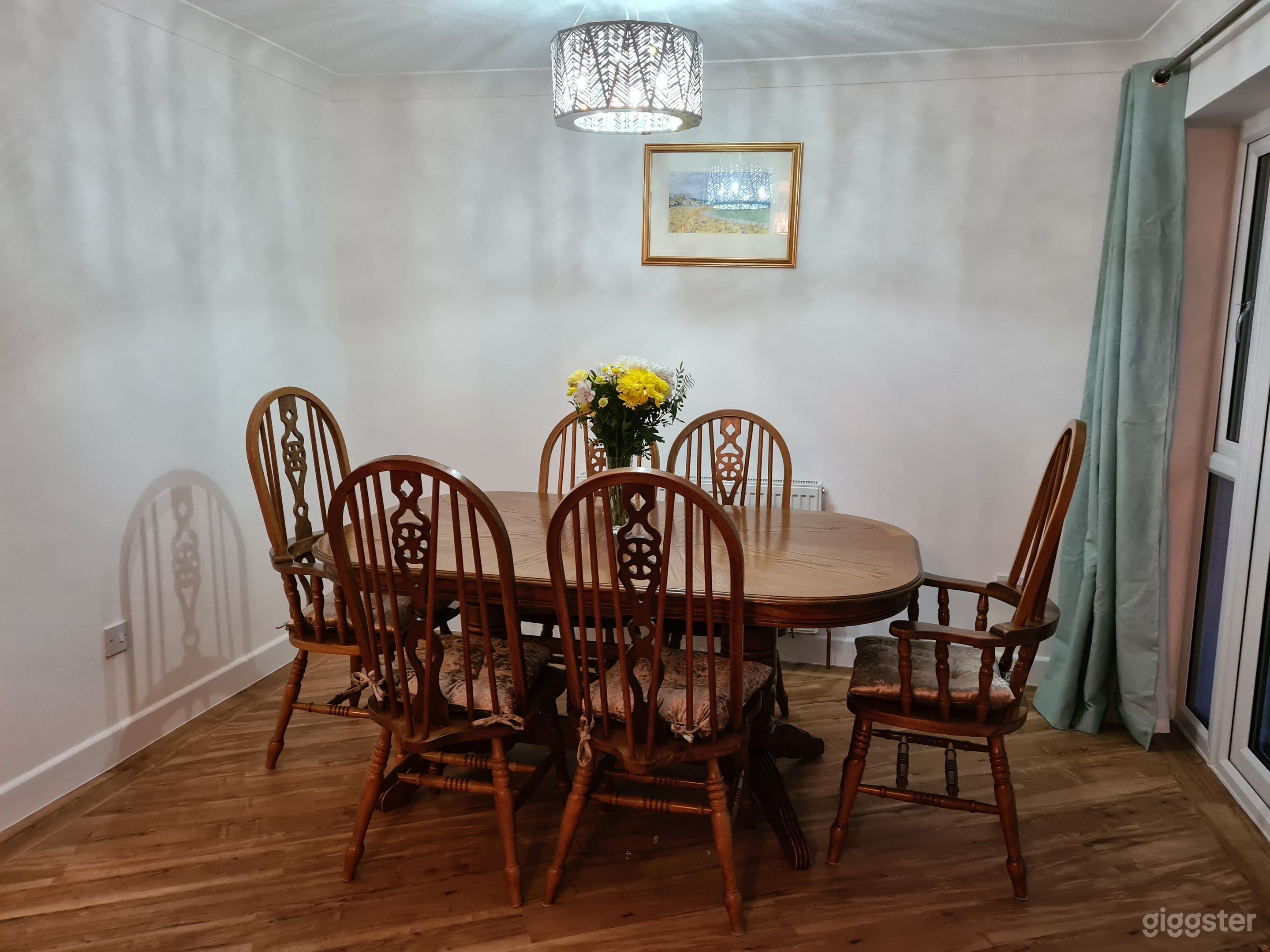 Open plan dining area and lounge with seating. Table can be extended. Pictures and curtains can be changed (yourselves to provide items you would like it changed to).