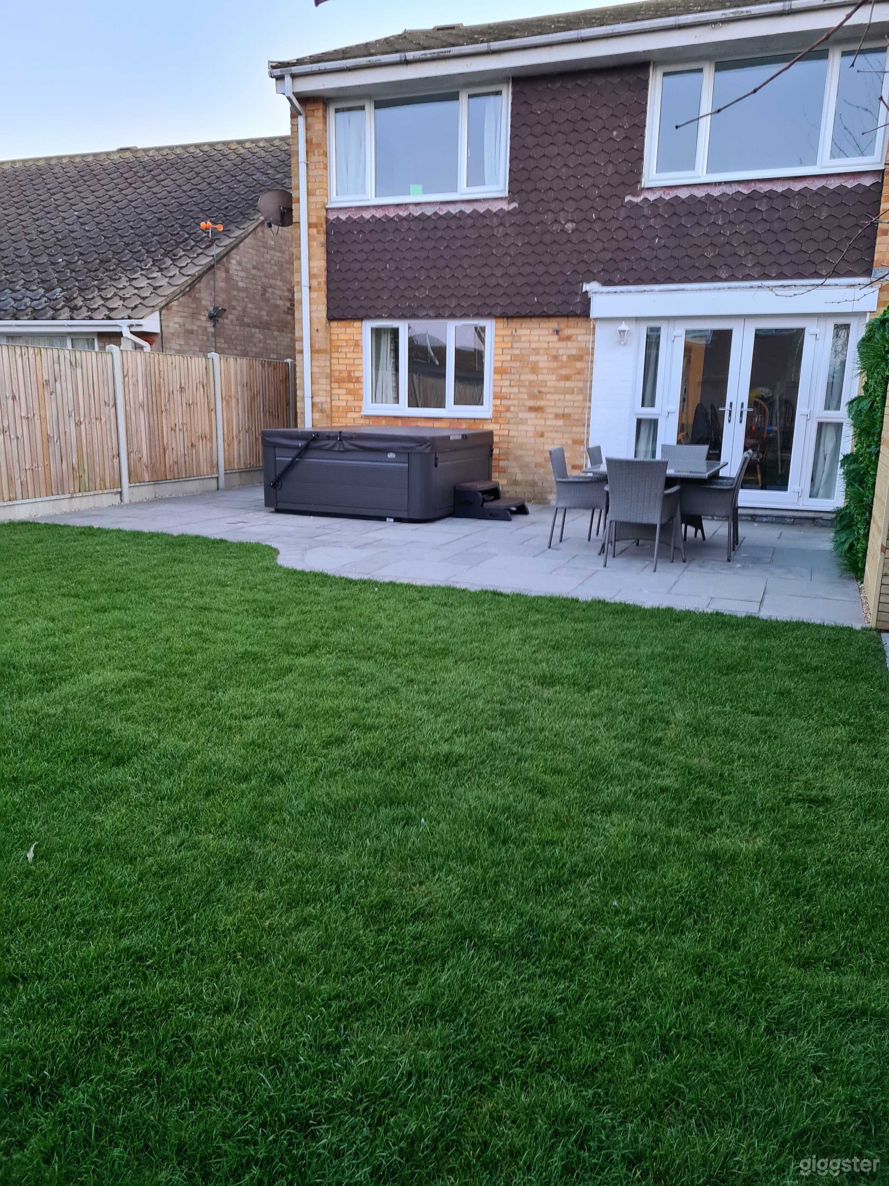 Fair sized garden with a living wall, seating area and hot tub. Other features can be added by yourselves. Hot tub can be used for your project, but cannot be removed. 