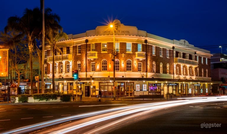 Le Crows Nest Hotel 