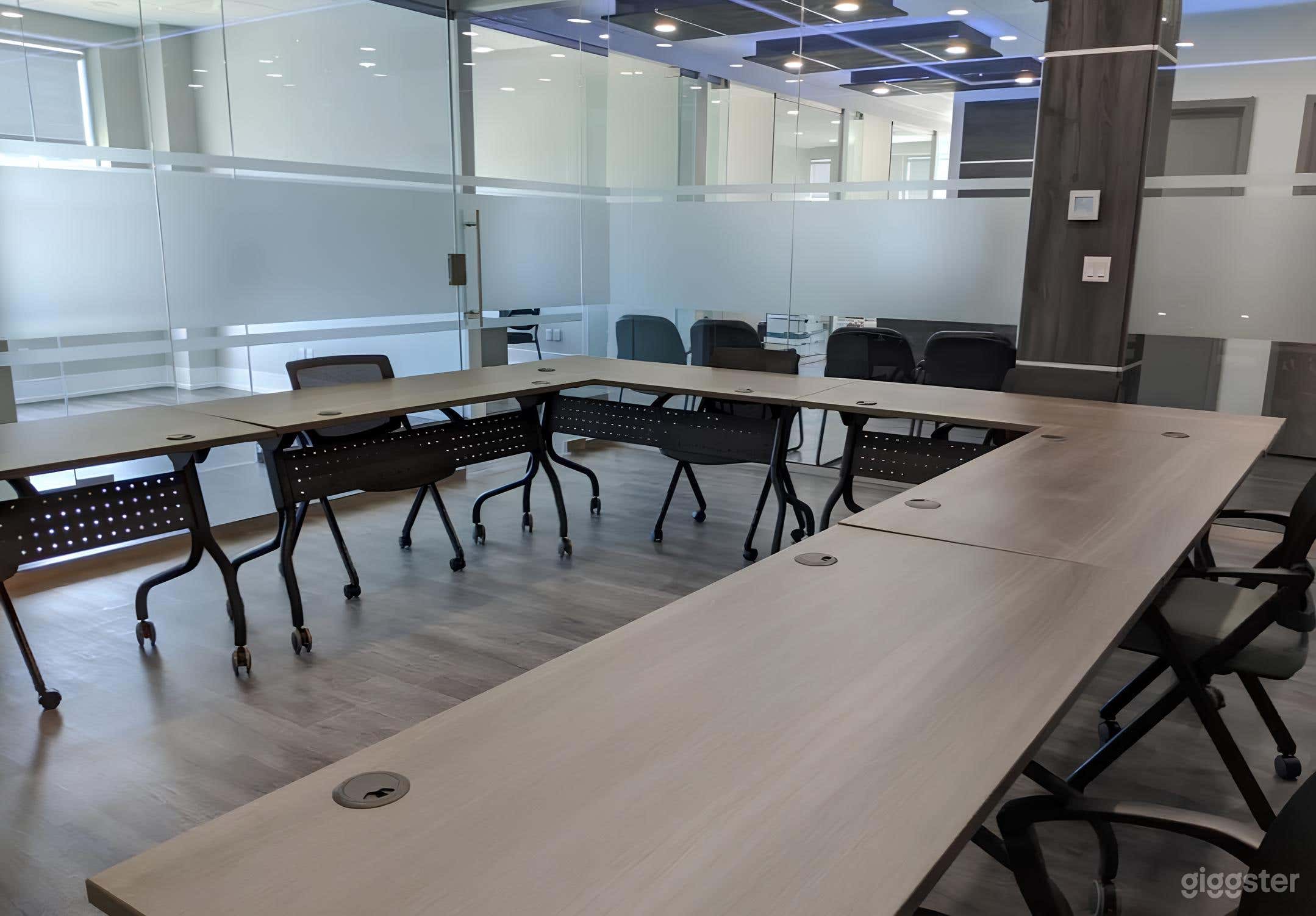 Premium Meeting Space for Modern Business Needs Photo 3