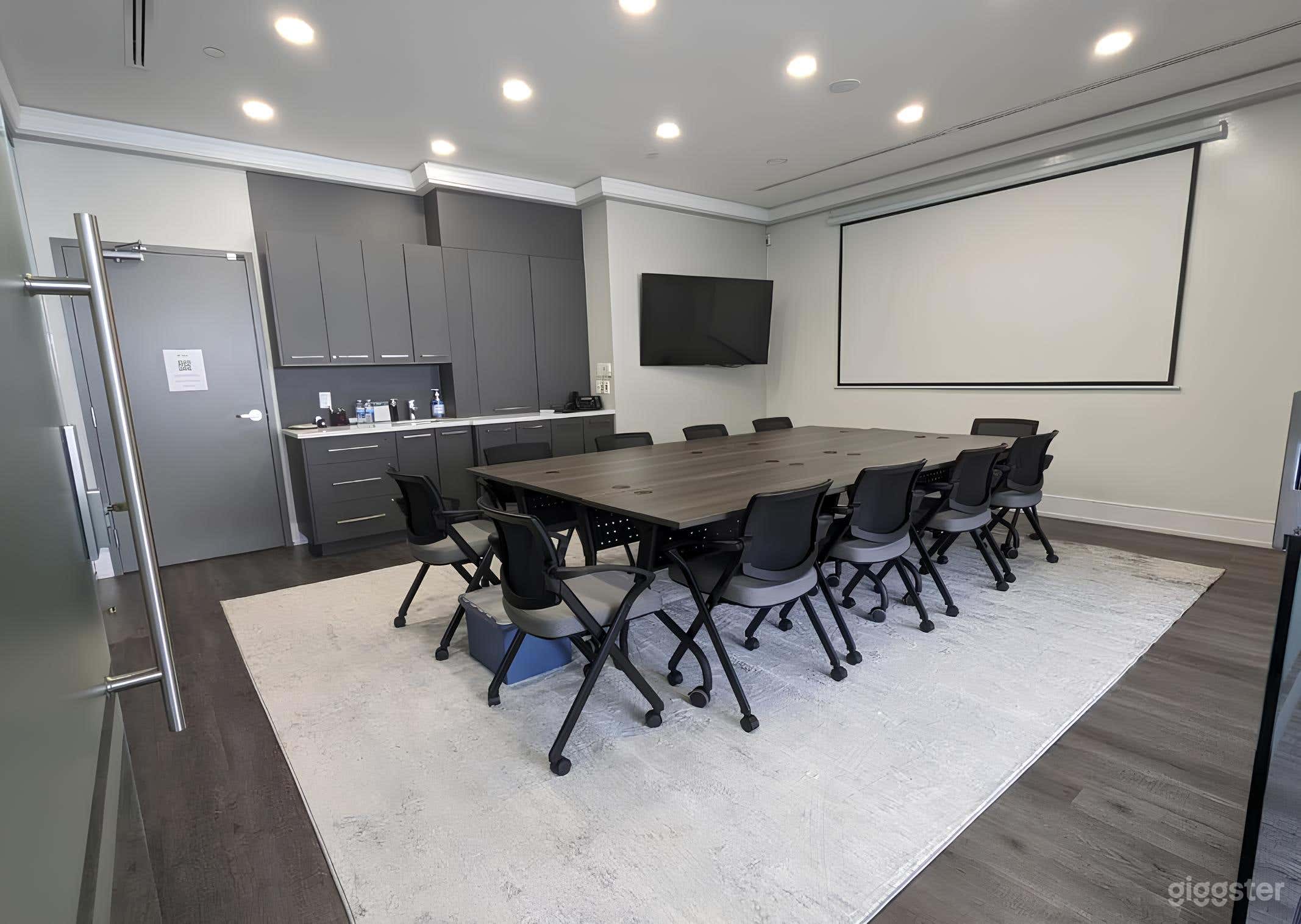 Premium Meeting Space for Modern Business Needs Photo 1