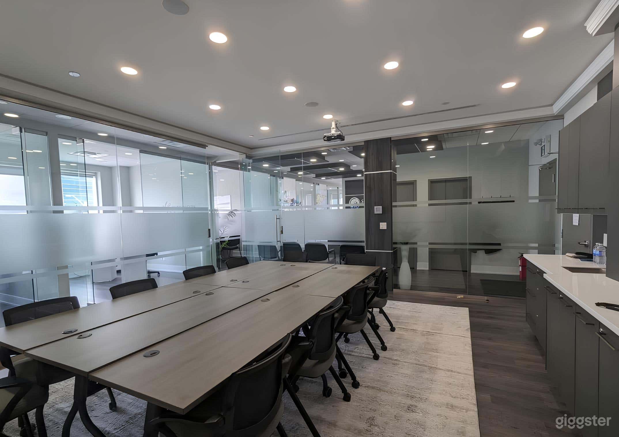 Premium Meeting Space for Modern Business Needs Photo 2