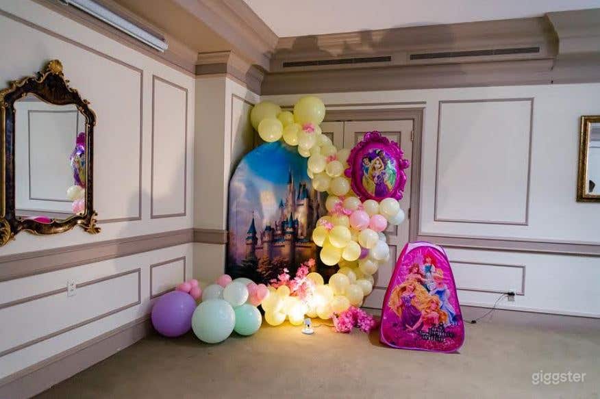 Sparkling Golden Room in Lancaster Photo 3