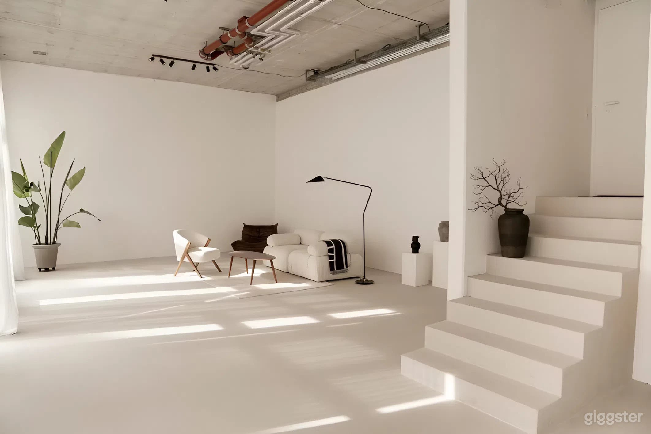Möbliertes Tageslicht-Foto- und Kreativstudio in Berlin Foto 3