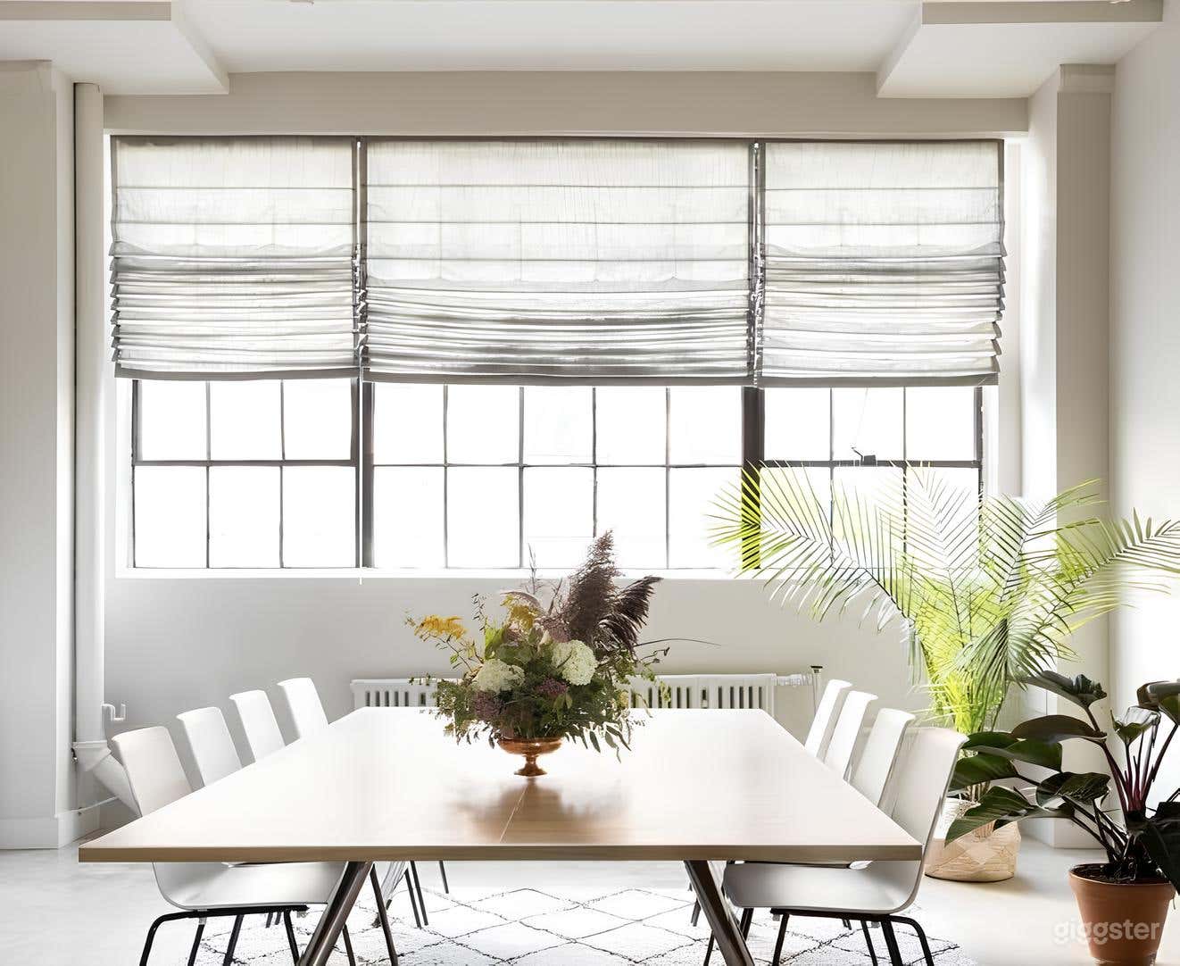 THE CONFERENCE ROOM	 Photo 4