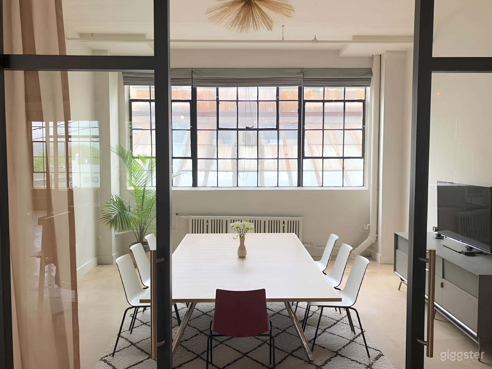 THE CONFERENCE ROOM	 Photo 3