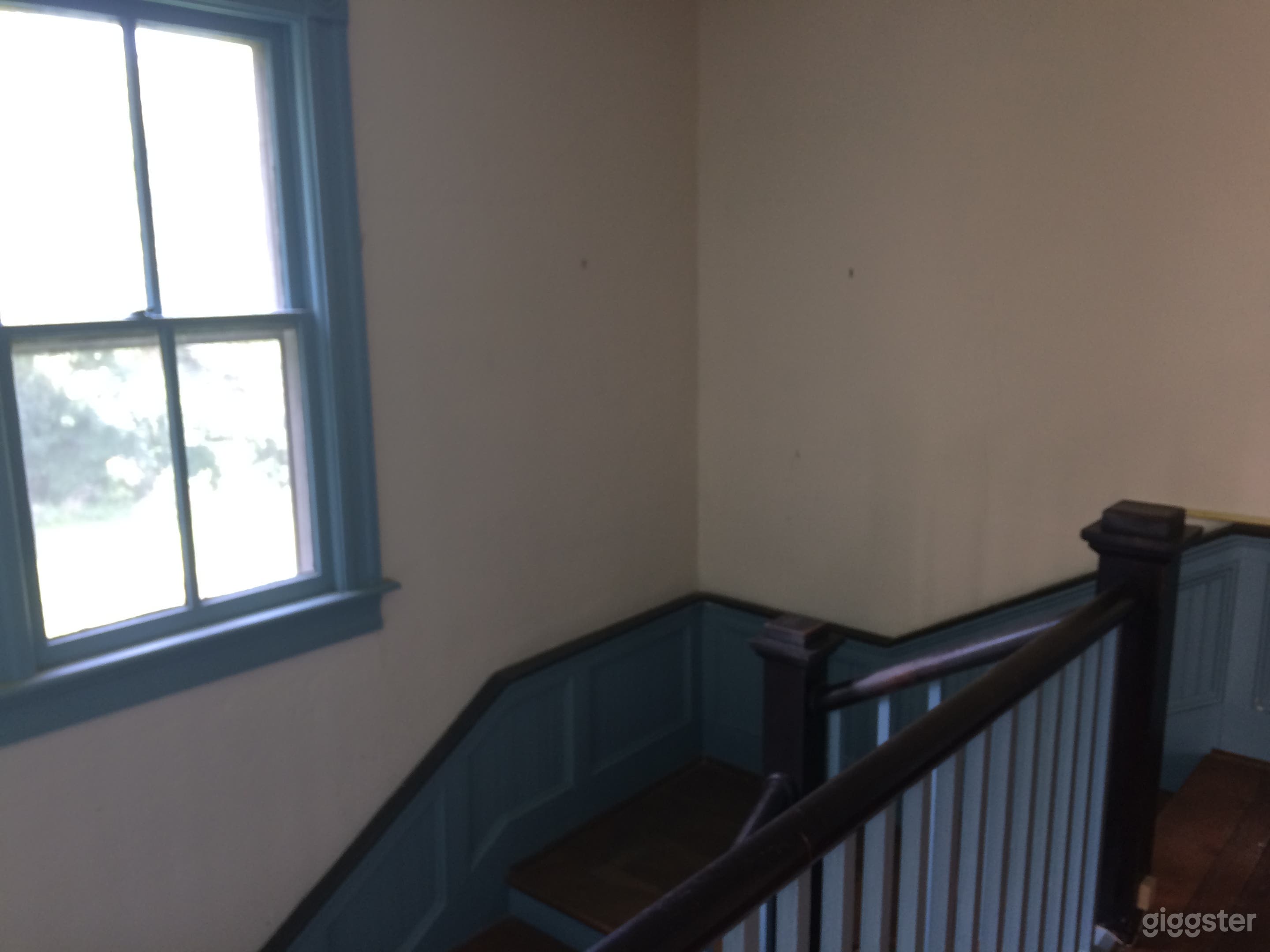 This is the top of the stairs where the right turn occurs