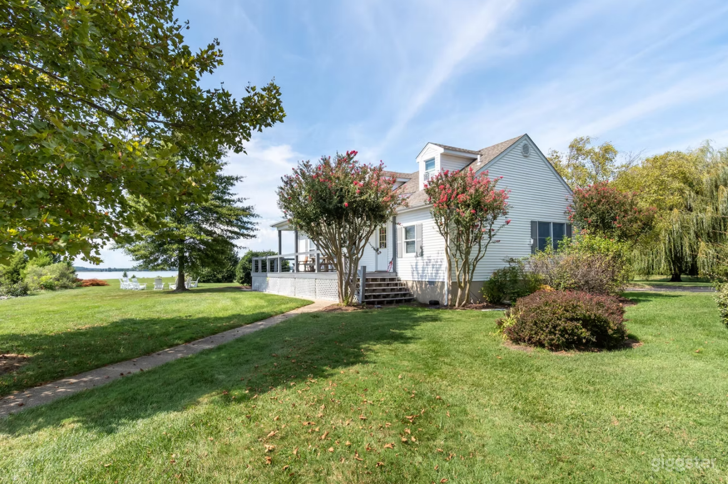 Waterfront Cottage with Balcony & Bay Views I Film Photo 4