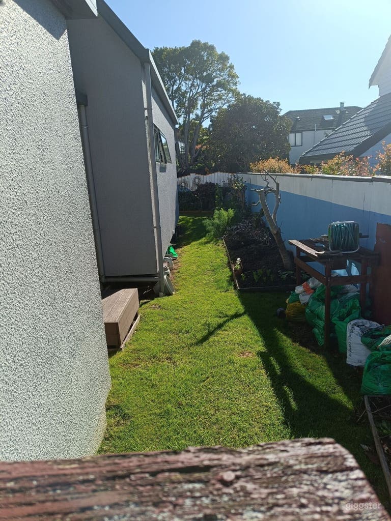  Sleek Modern Backyard with Luxe Minimalist Aesthetic 