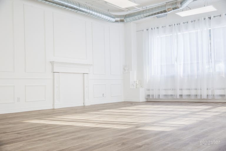  Spacious and bright event room 