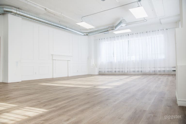  Spacious and bright event room 