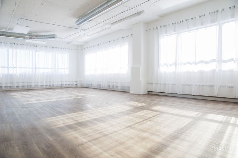  Spacious and bright event room 