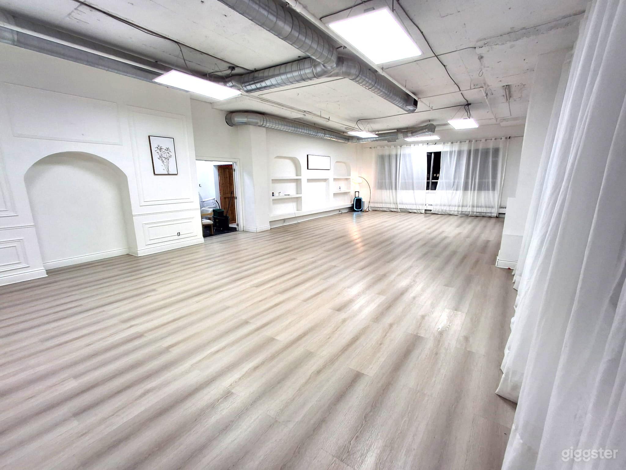 Spacious and bright event room Photo 3