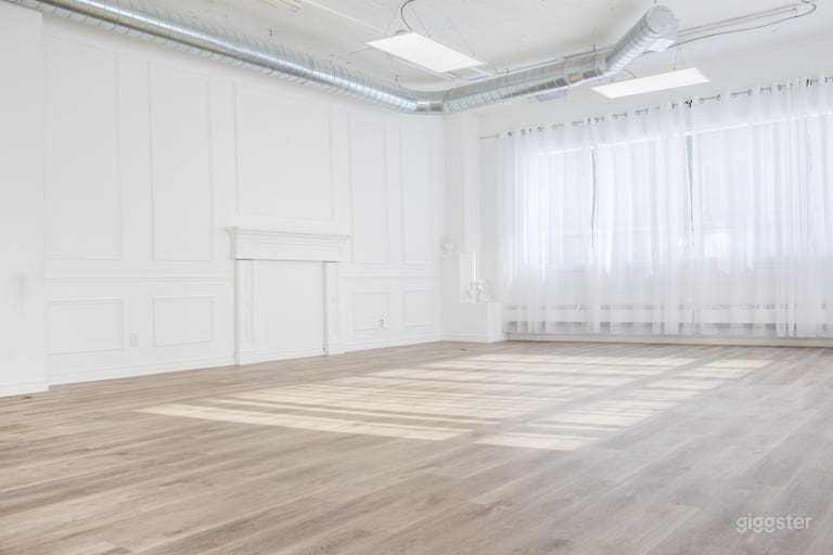  Spacious and bright event room 