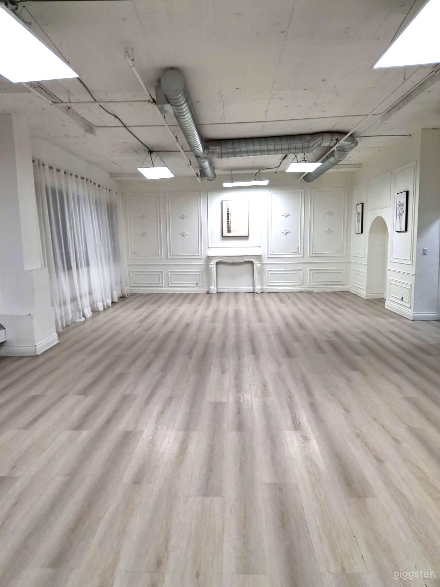 Spacious and bright event room Photo 4