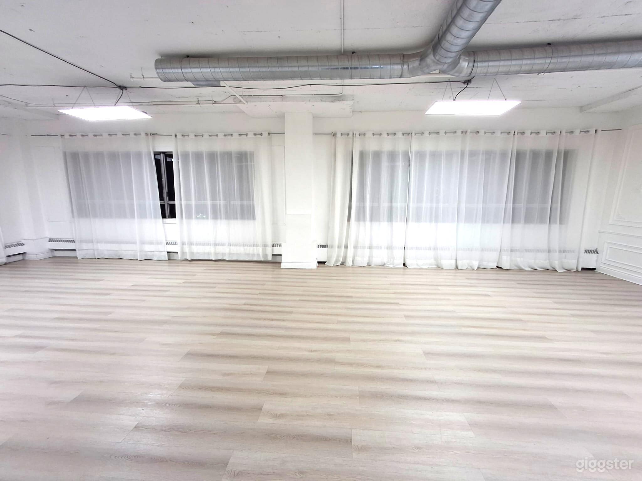 Spacious and bright event room Photo 2
