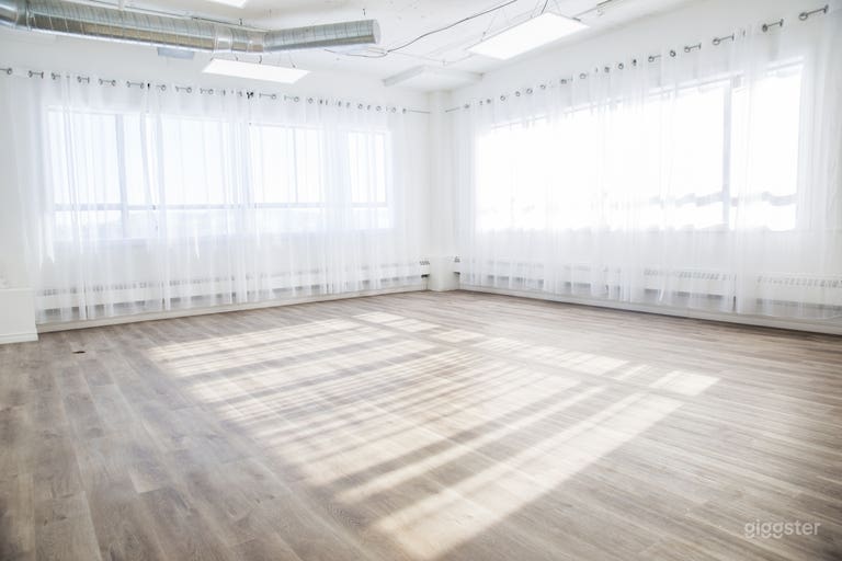  Spacious and bright event room 