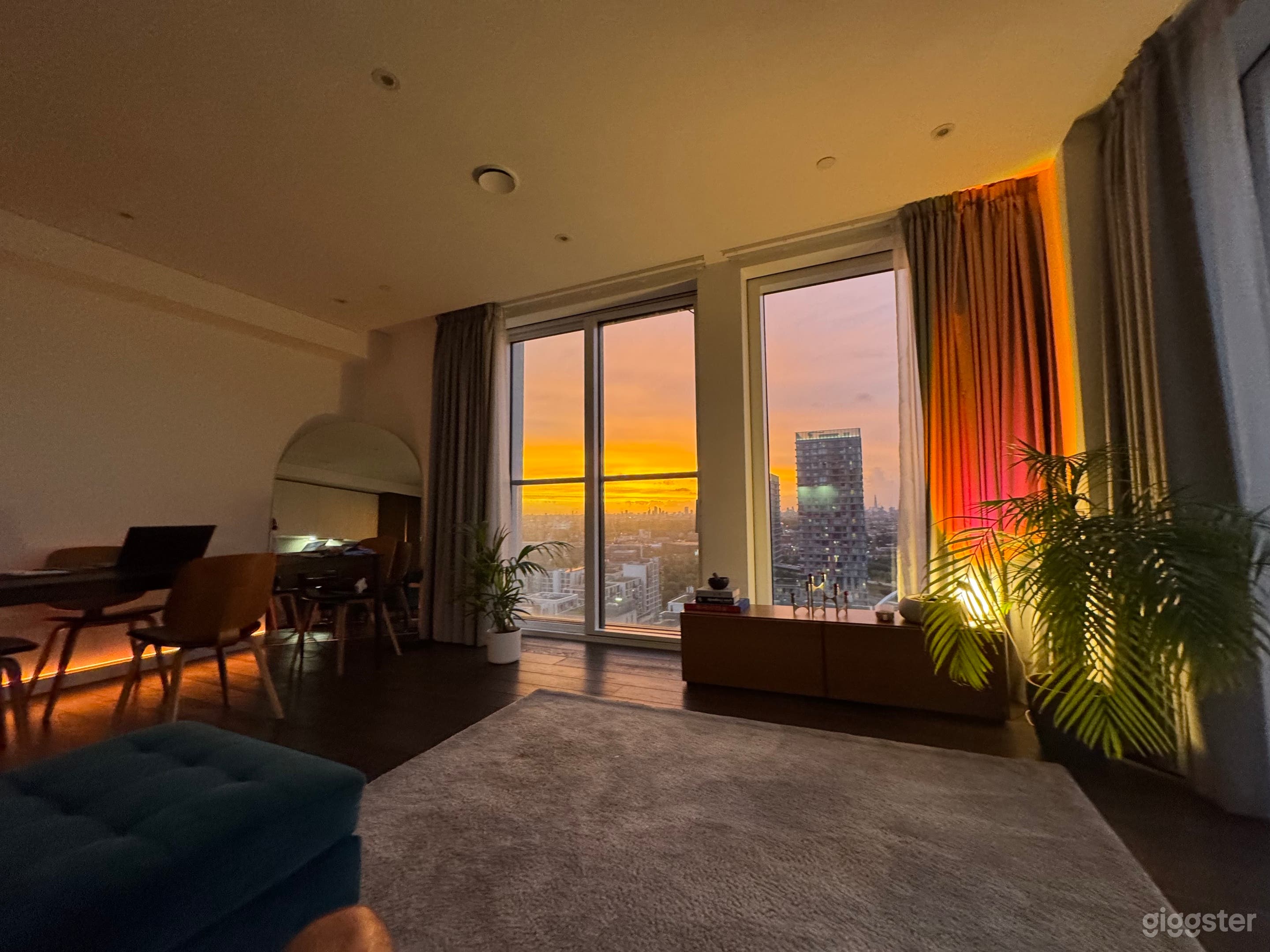 Modern Skyline City View Penthouse With Lots of Sun Light Photo 1