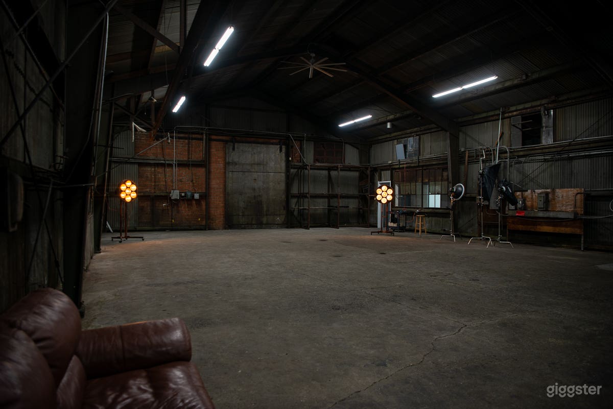 Studio With Metal Raw Hangar  Photo 2