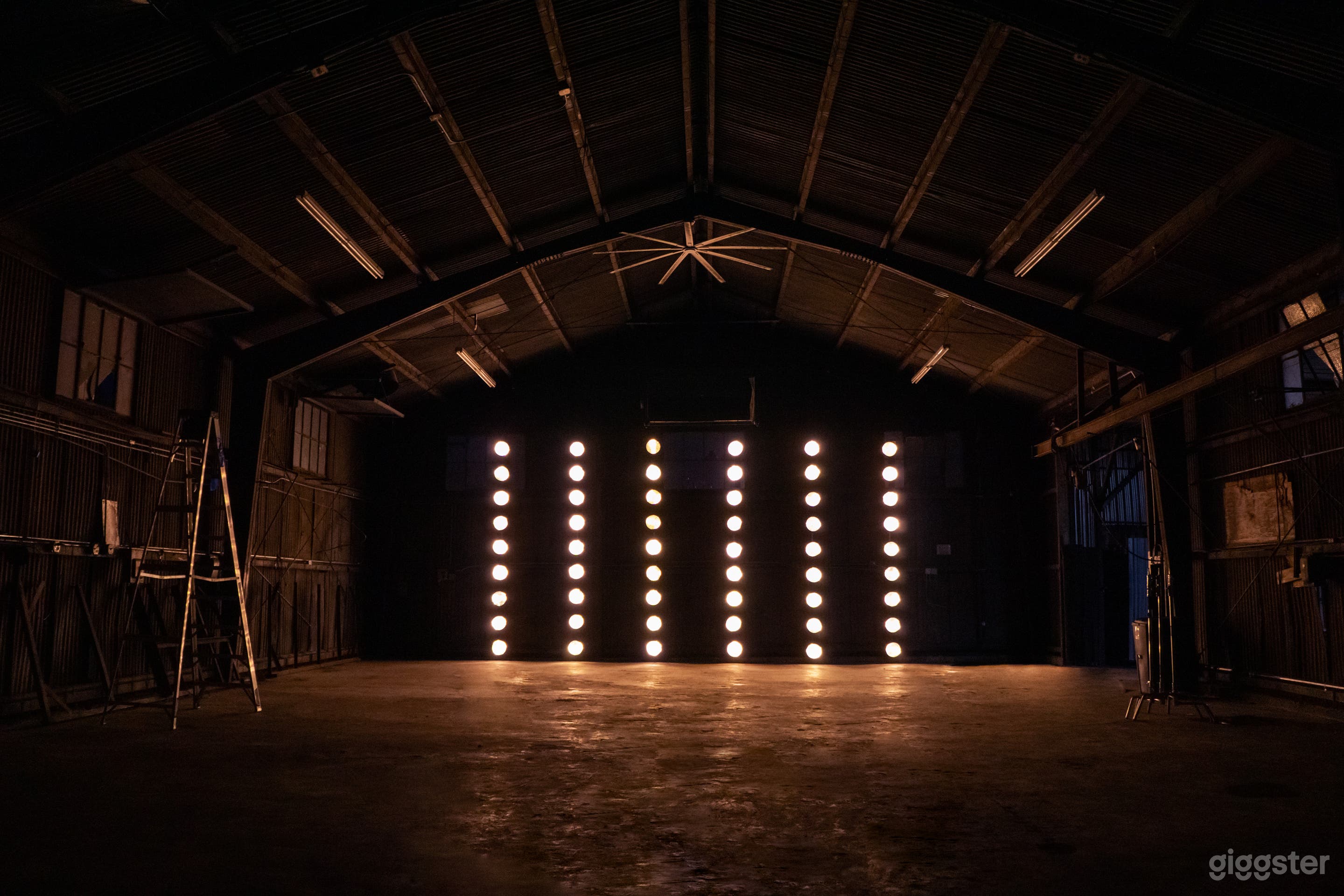 Studio With Metal Raw Hangar  Photo 1