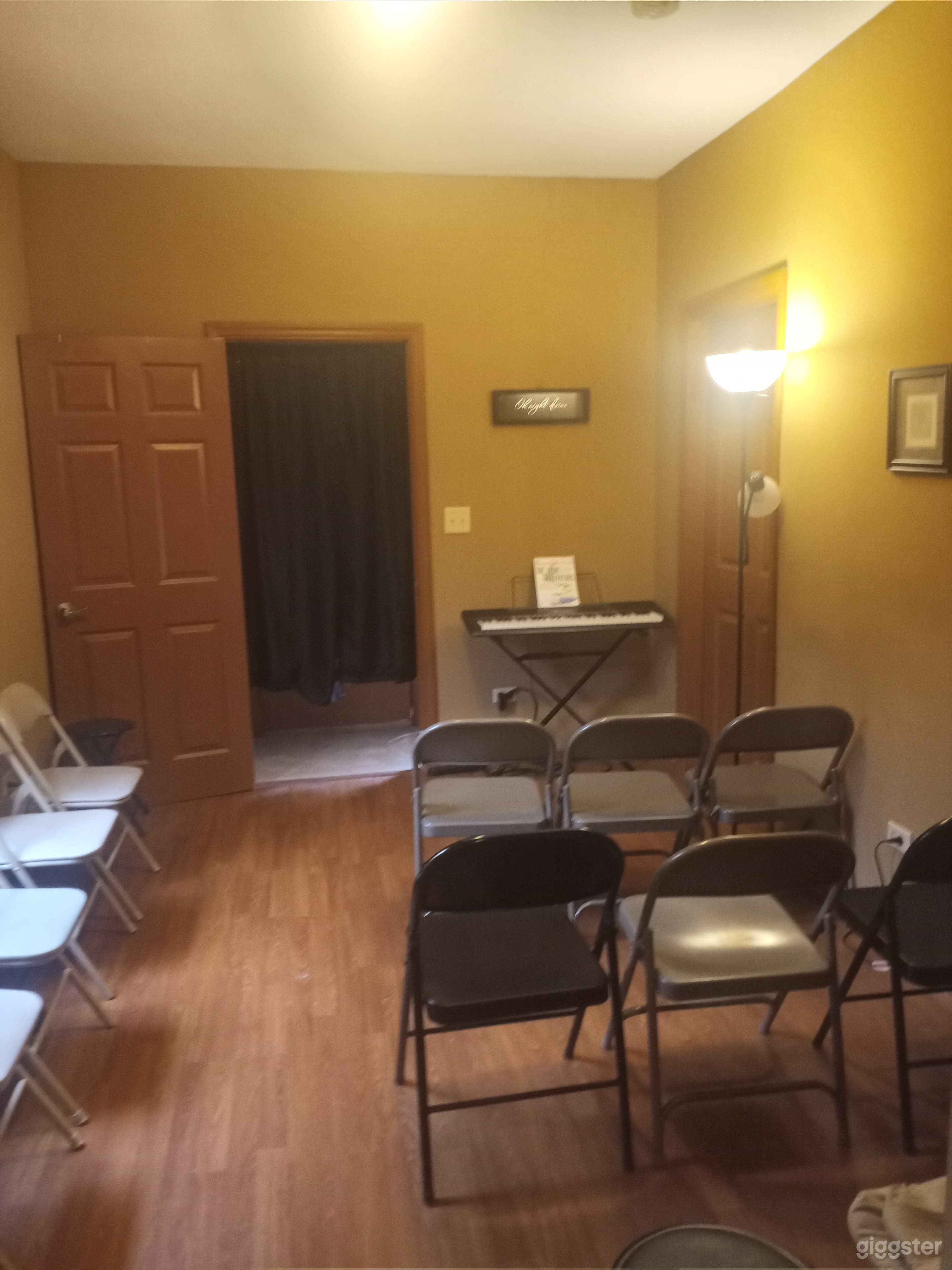 Cozy Gallery in Harvey, Illinois Photo 2