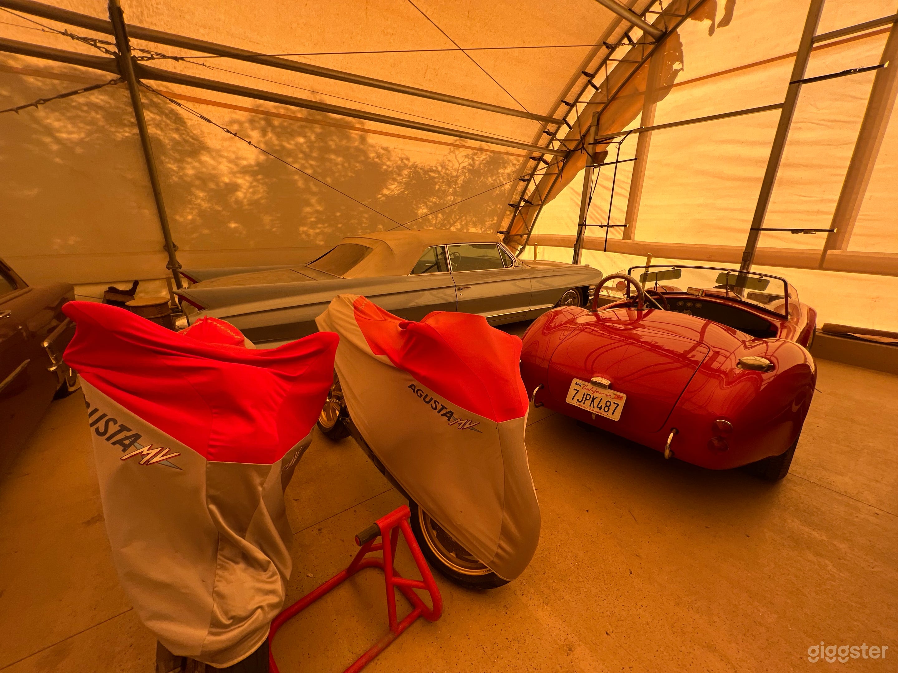 Hangar with vintage Cars within a 400 acres ranch Photo 2