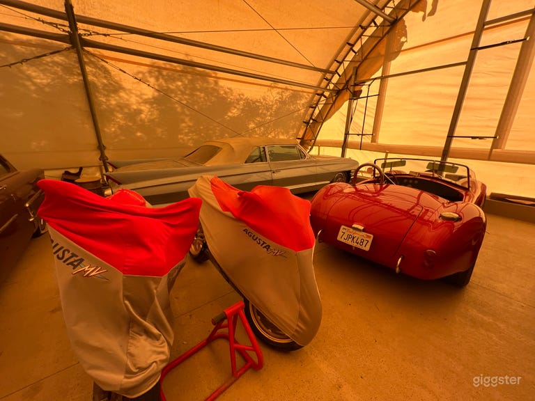  Hangar with vintage Cars within a 400 acres ranch 