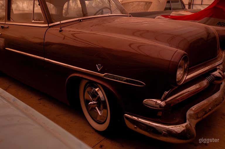  Hangar with vintage Cars within a 400 acres ranch 