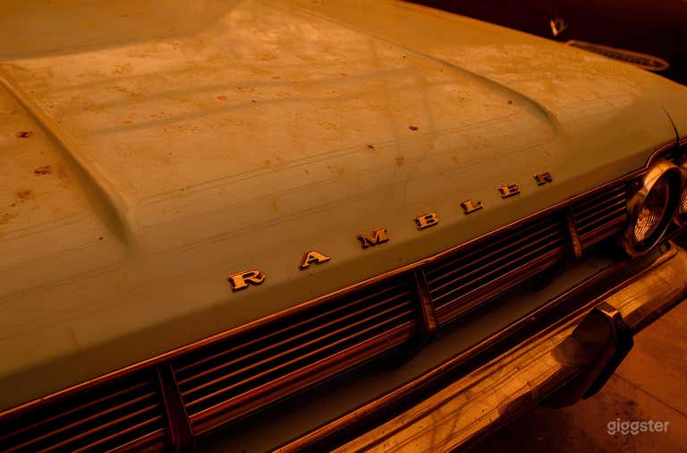  Hangar with vintage Cars within a 400 acres ranch 