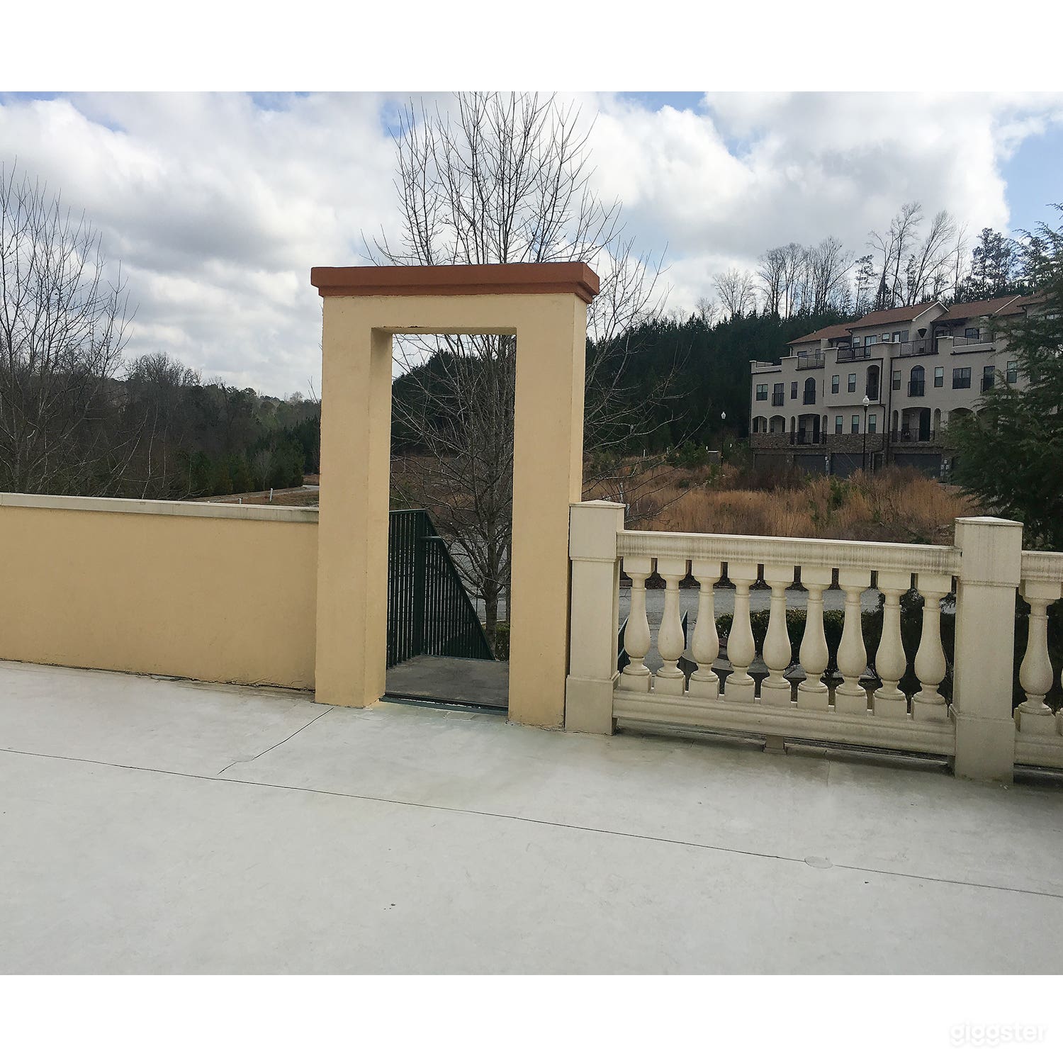 Separate entrance walkway to rooftop. 