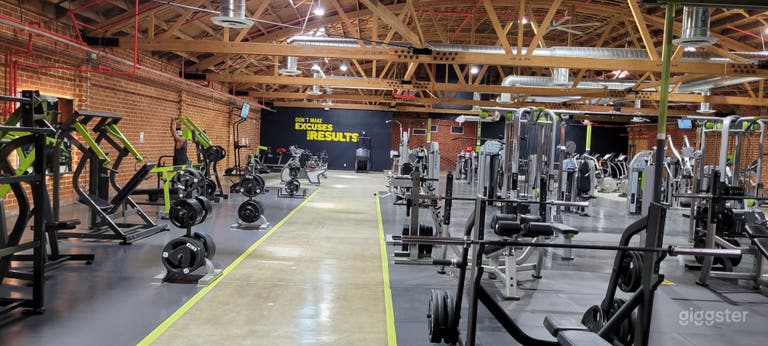  Hermosa área principal del gimnasio con paredes de ladrillo 