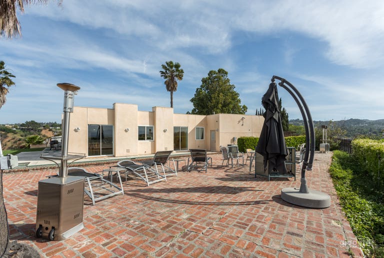  Glass-Walled House with 270 degrees City View 