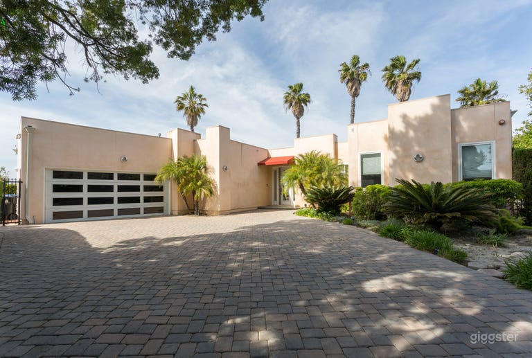  Glass-Walled House with 270 degrees City View 