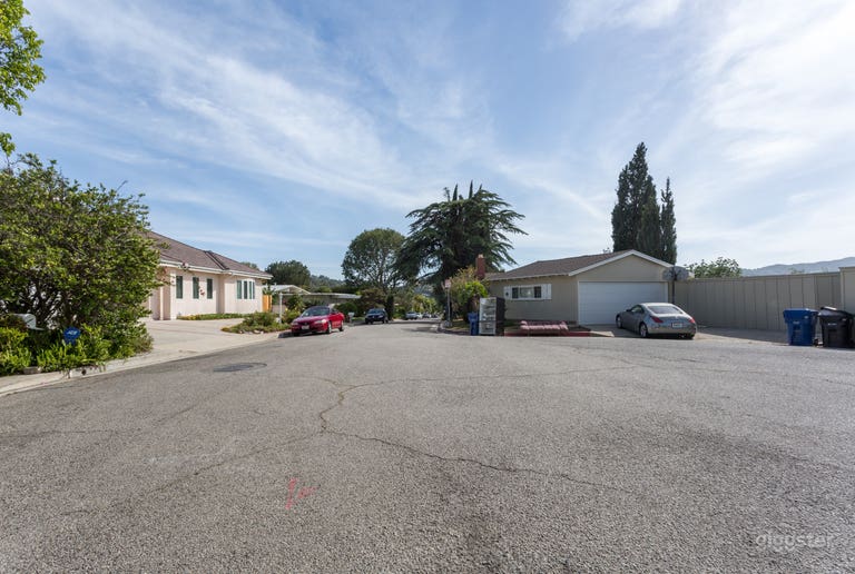 Glass-Walled House with 270 degrees City View 
