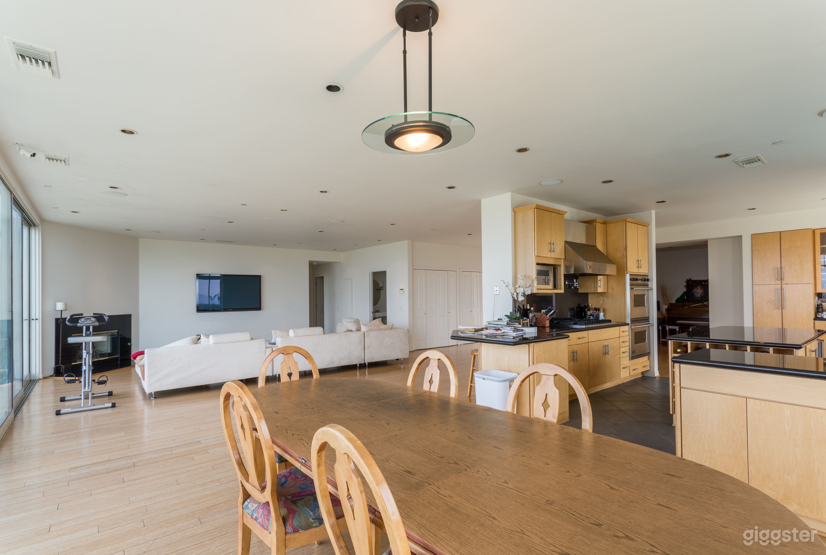 Glass-Walled House with 270 degrees City View Photo 2