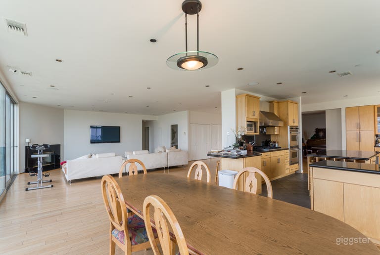  Glass-Walled House with 270 degrees City View 