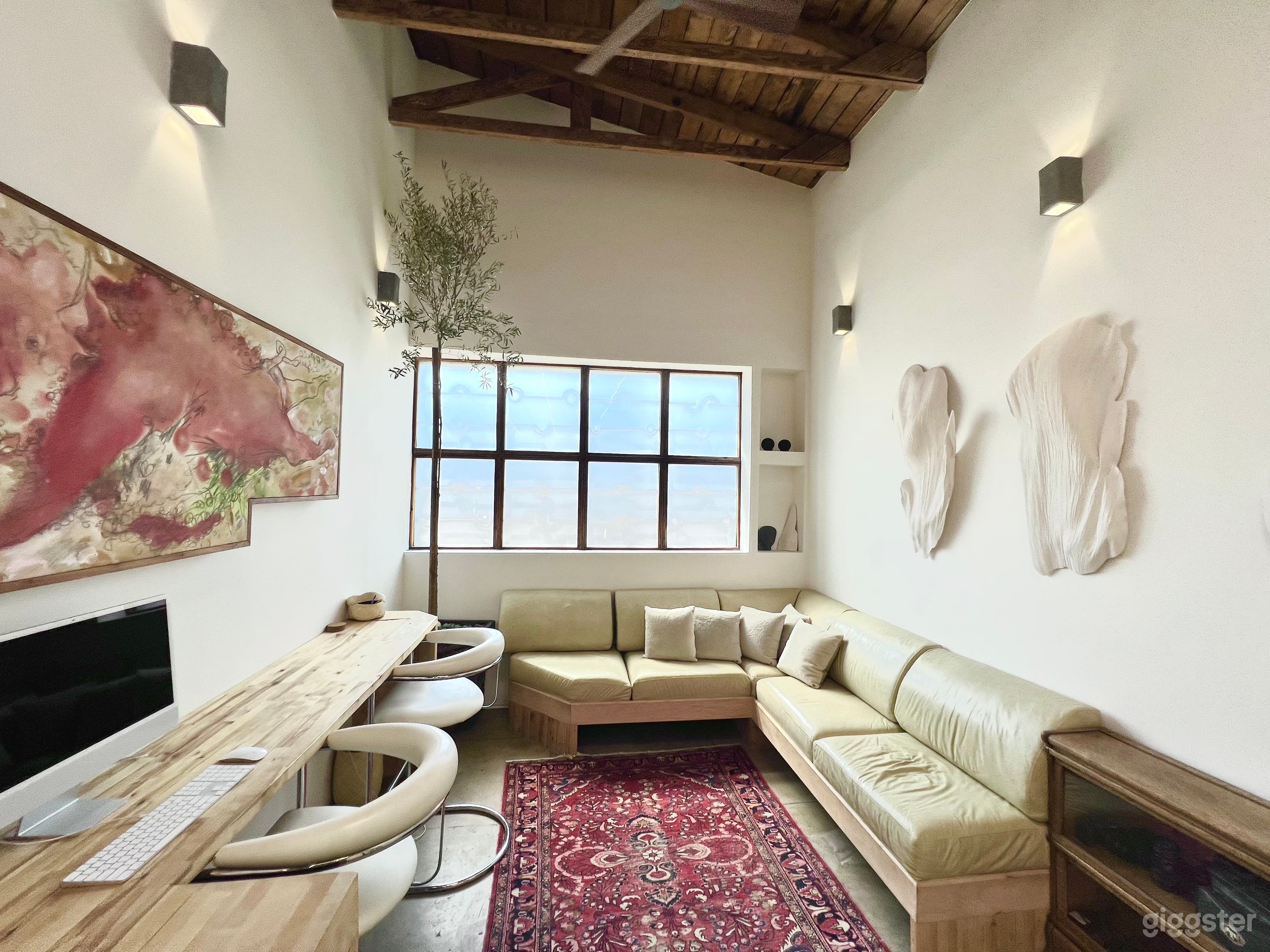 Stunning Shotgun Building with Exposed Beams Photo 2