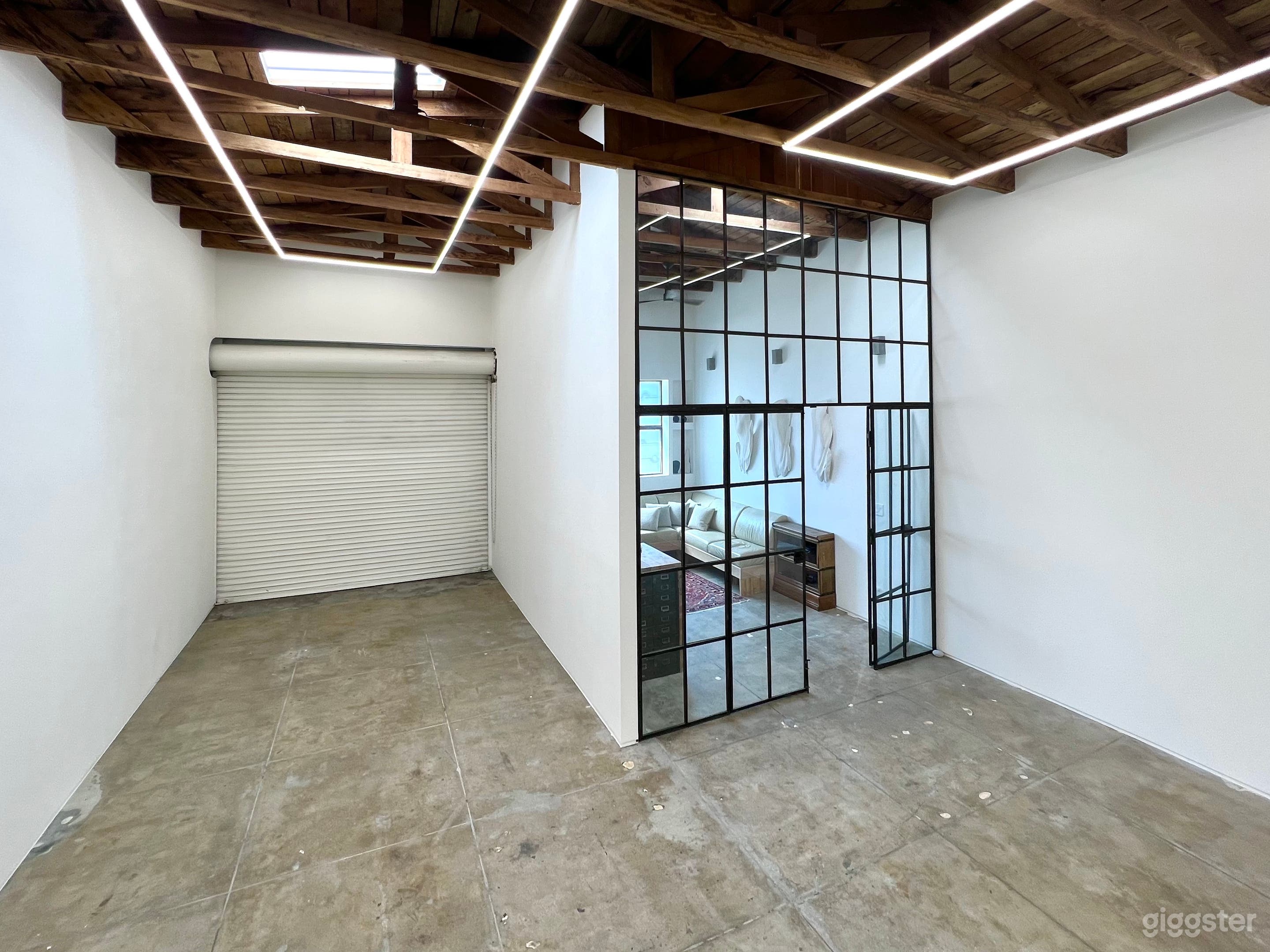 Stunning Shotgun Building with Exposed Beams Photo 4