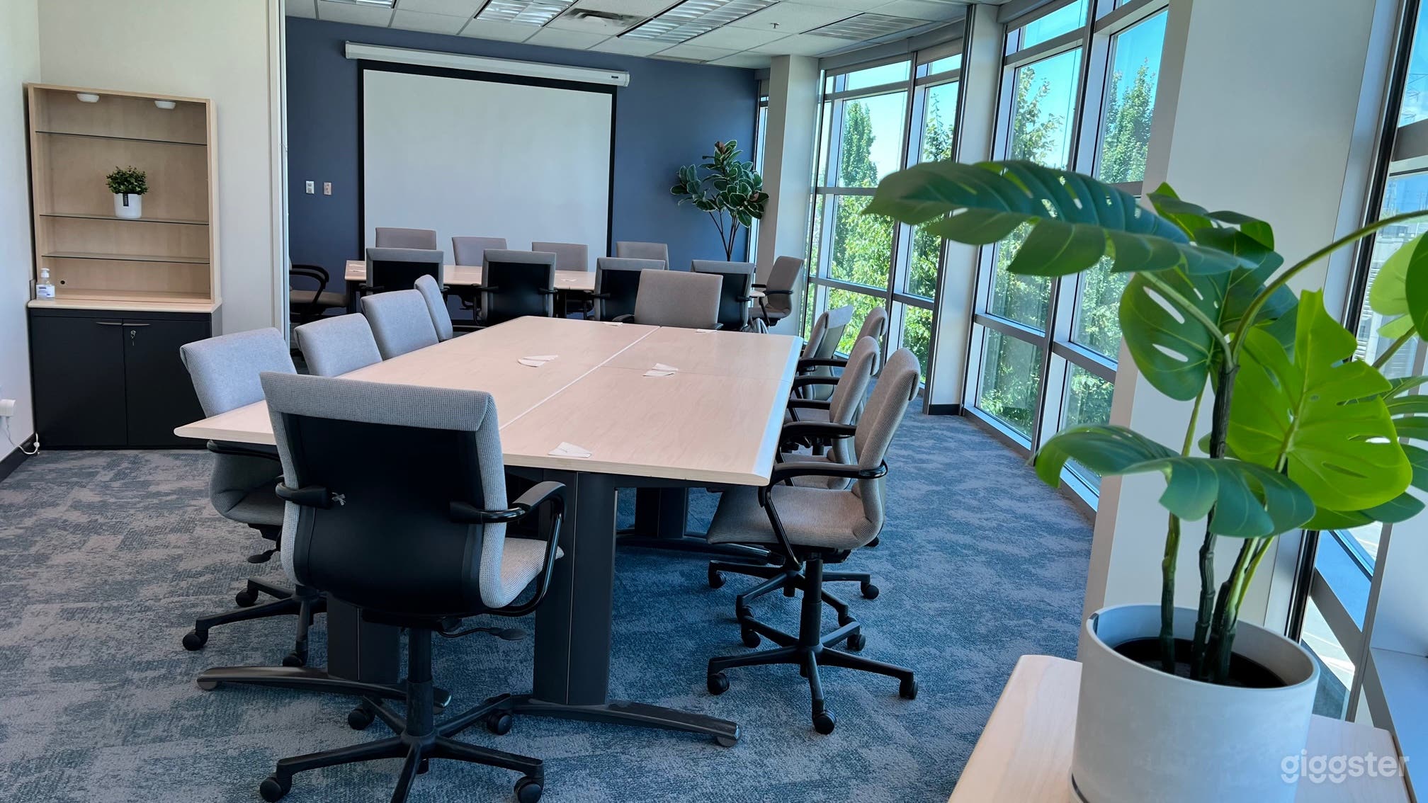 Spacious + Bright Conference Room for All Groups Photo 3