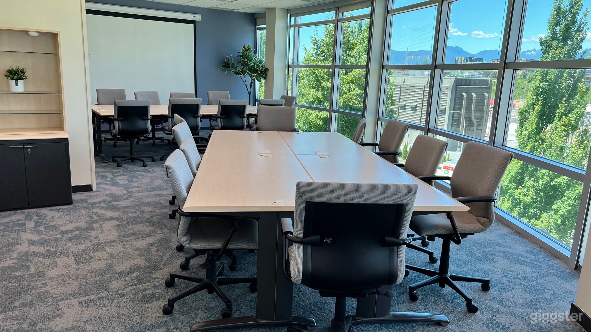 Spacious + Bright Conference Room for All Groups Photo 2