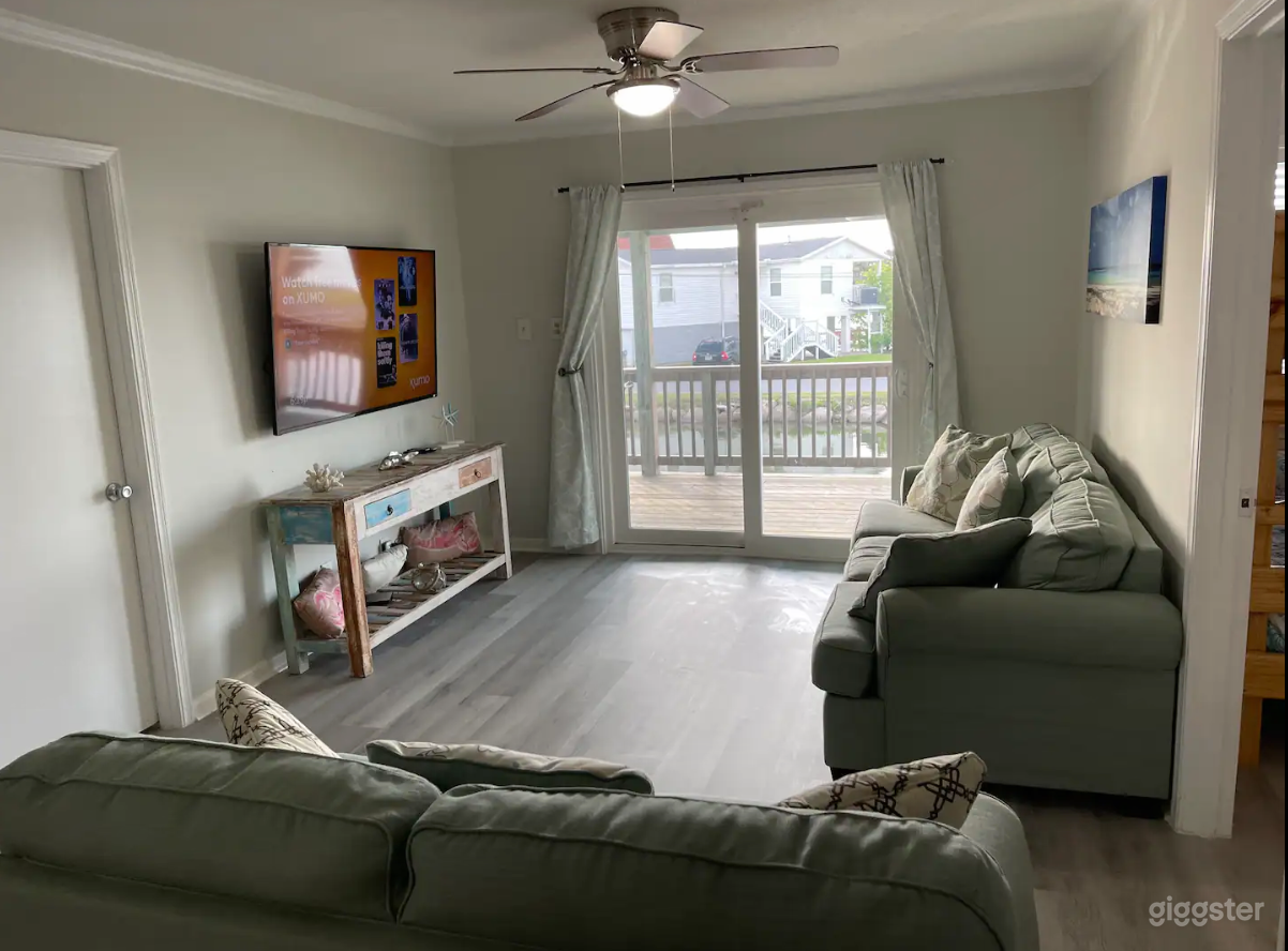 Beautiful Waterfront Home Photo 1