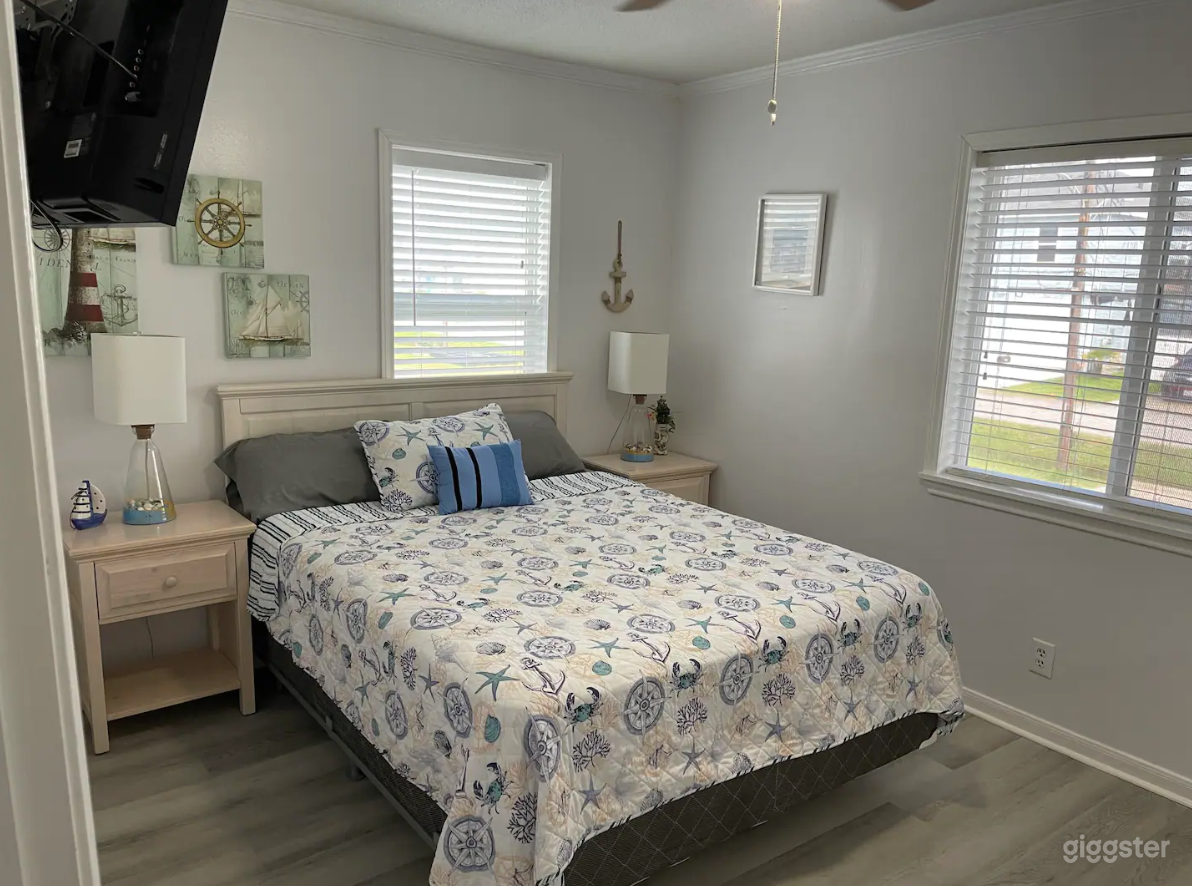 Beautiful Waterfront Home Photo 4