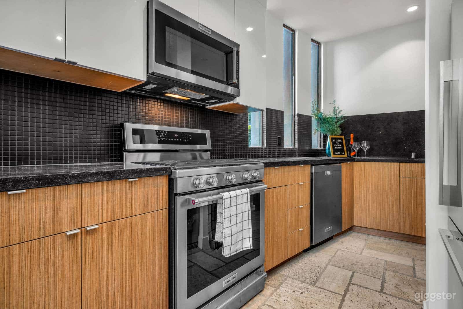 Sleek Modern Hillside Retreat Photo 2