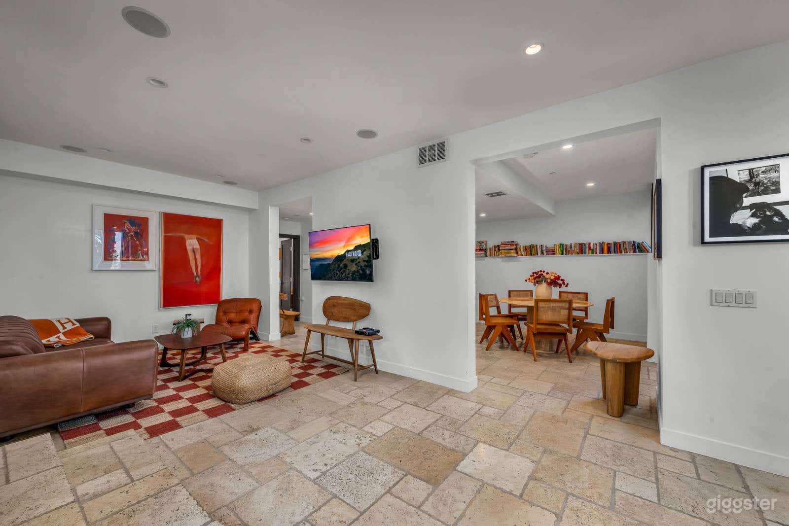 Sleek Modern Hillside Retreat Photo 4