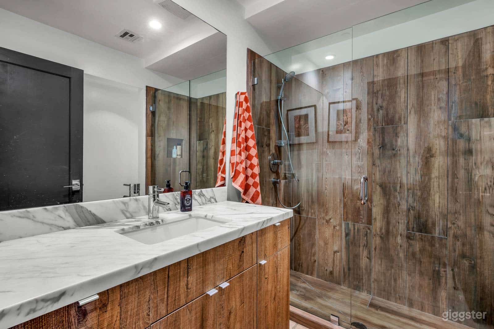 Sleek Modern Hillside Retreat Photo 3