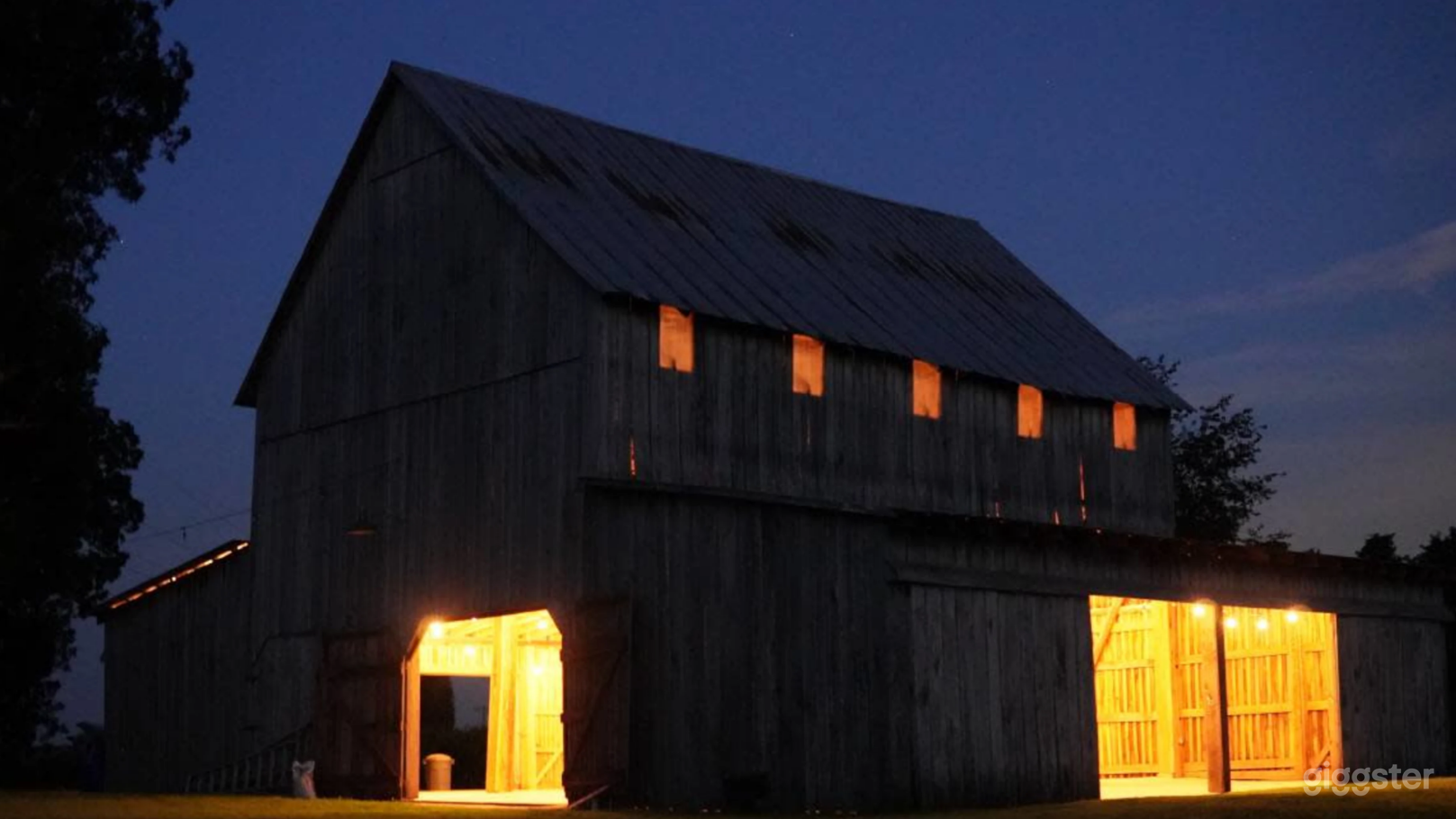 Rustic Barn and Historic Mansion on 5 acre farm Photo 1