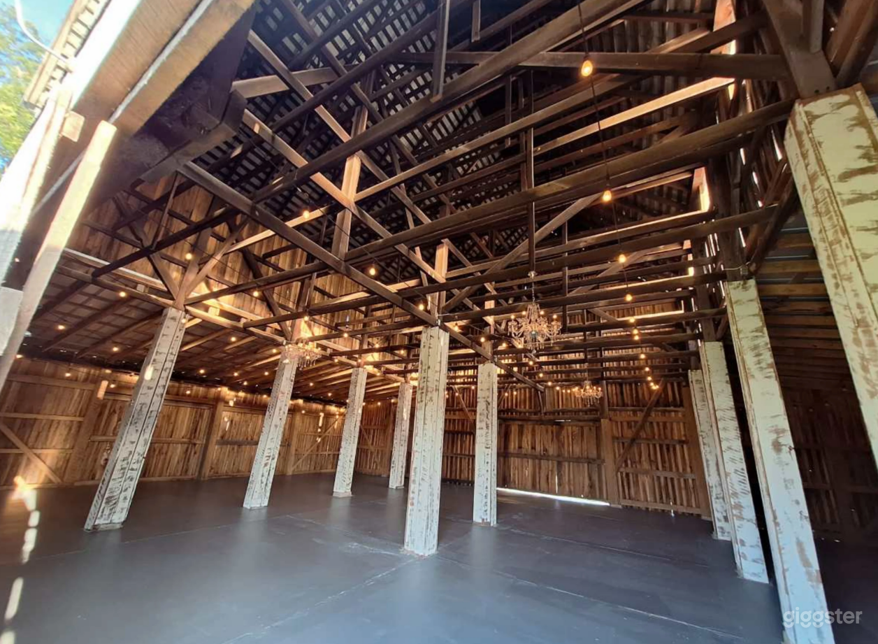Rustic Barn and Historic Mansion on 5 acre farm Photo 2