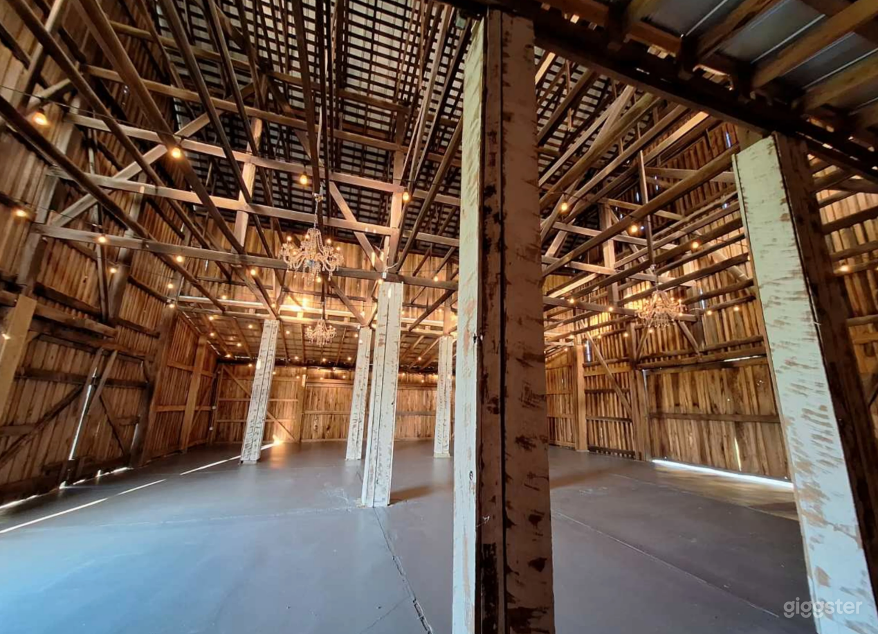 Rustic Barn and Historic Mansion on 5 acre farm Photo 3