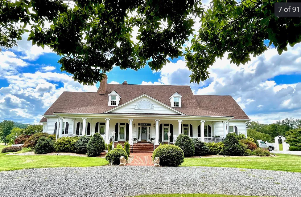 Country Mansion w Lake Front Photo 1